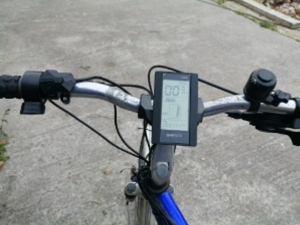 A picture of the battery monitor mounted to the E-bike handle bars